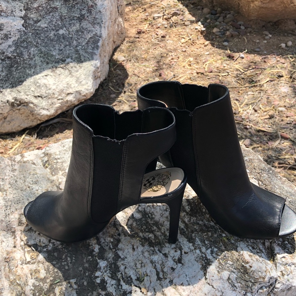 Vince Camuto size 8 black soft leather Kylie bootie , peep toe . Stretch side .